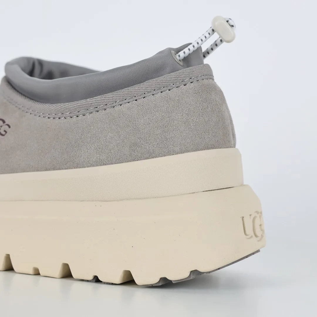 Pick up locally 💰620 Core recommendation Good price Cashmere insoles are a good choice for keeping warm in winter and at home. In the new year, uug launched a series of styles, which are partially geared towards the preferences of young consumers and are also at the forefront of fashion trends. Shoe body material Water-repellent coated suede upper 17mm UGGPURE™ implanted wool insole Lightweight non-slip comfortable rubber outsole With brand LOGO Trademark Comes with a full set of packaging Size: 40 41 42 43 44